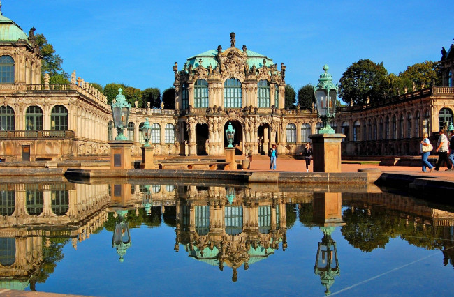 Обои картинки фото дворец, цвингер, дрезден, германия, города, вода, небо, купол, лепнина, фонари