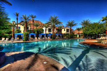 Картинка интерьер бассейны открытые площадки exterior villas houses pool виллы дома бассейн лежаки пальмы