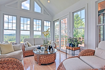 Картинка интерьер веранды террасы балконы диваны столик орхидея окна