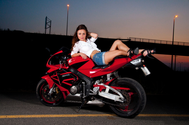 Обои картинки фото мотоциклы, мото, девушкой, honda
