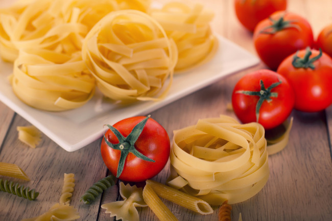 Обои картинки фото еда, разное, макароны, помидоры, томаты, тарелка