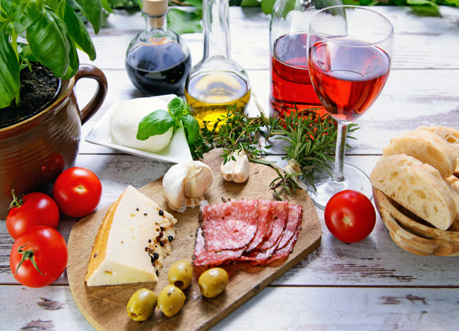 Обои картинки фото еда, разное, бокал, помидоры, красное, хлеб, вино, сыр, оливки, колбаса, масло, бутылка, овощи, чеснок