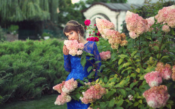 Картинка девушки -unsort+ брюнетки +шатенки красивая девушка стоит одна в саду платье фигура кусты цветы настроение