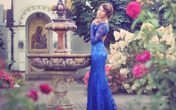 Картинка девушки -unsort+ брюнетки +шатенки красивая девушка взгляд прическа платье фигура сад цветы фонтан