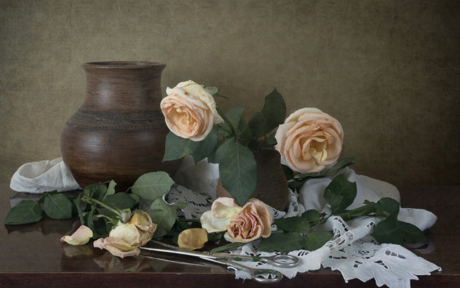 Обои картинки фото цветы, розы, бутоны, кувшин, ножницы, натюрморт, лепестки, винтаж