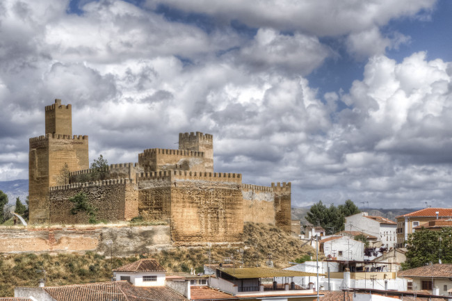 Обои картинки фото alcazar de guadix, города, - дворцы,  замки,  крепости, крепость, холм, поселок
