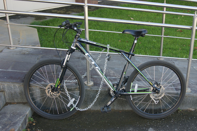 Обои картинки фото велосипед надежно защищен от угона, юмор и приколы, трава, пандус, замок, цепь, велосипед