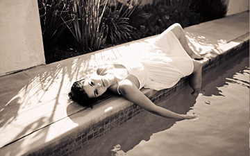 Картинка девушки jaimie+alexander платье брюнетка черно-белая бассейн