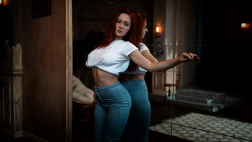 Картинка девушки -+рыжеволосые+и+разноцветные рыжая зеркало отражение соски сквозь одежду джинсы женщины в помещении белая футболка живот смотрит на зрителя кольца