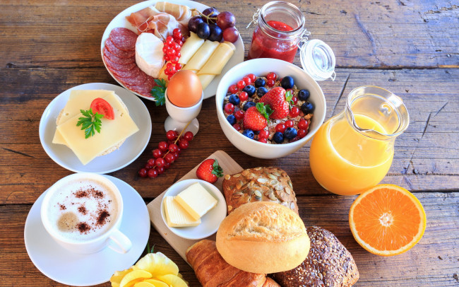 Обои картинки фото еда, разное, заврак, сыр, колбаса, кофе, сок, апельсиновый, ягоды