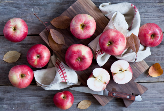 Обои картинки фото еда, Яблоки, фрукты, яблоки, осень, нож, доска, листья