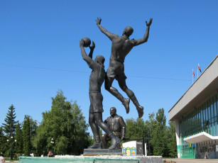 Картинка города -+памятники +скульптуры +арт-объекты динамика прыжок волейболисты спортсмены