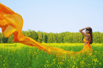 Картинка девушки -unsort+ брюнетки +шатенки развевает платье ветер настроение мулатка брюнетка девушка зелень трава поле деревья лес лето