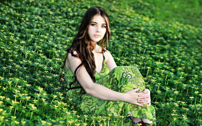 Обои картинки фото девушки, -unsort , брюнетки,  шатенки, цветы, поле, природа, девушка, лето