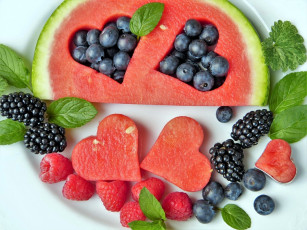 Картинка еда фрукты +ягоды малина мята ежевика арбуз черника сердечки композиция