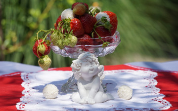 Картинка еда клубника +земляника салфетка конфеты статуэтка ваза