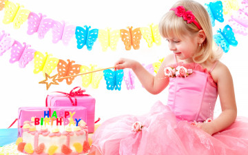обоя праздничные, день рождения, маленькая, девочка, в, розовом, платье, с, тортом, и, подарками, на, день, рождения