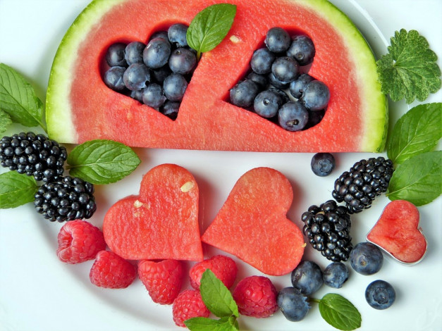 Обои картинки фото еда, фрукты,  ягоды, малина, мята, ежевика, арбуз, черника, сердечки, композиция