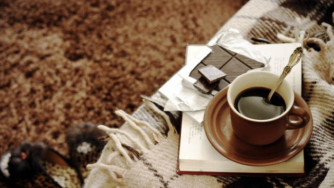 Обои картинки фото еда, кофе,  кофейные зёрна, шоколад, книга, плед