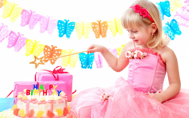 Обои картинки фото праздничные, день рождения, маленькая, девочка, в, розовом, платье, с, тортом, и, подарками, на, день, рождения