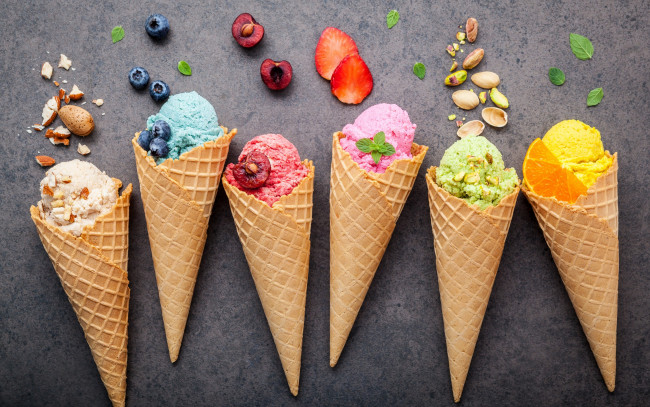 Обои картинки фото еда, мороженое,  десерты, cone, орехи, berries, fruit, рожок, ice, cream, фрукты, ягоды, colorful