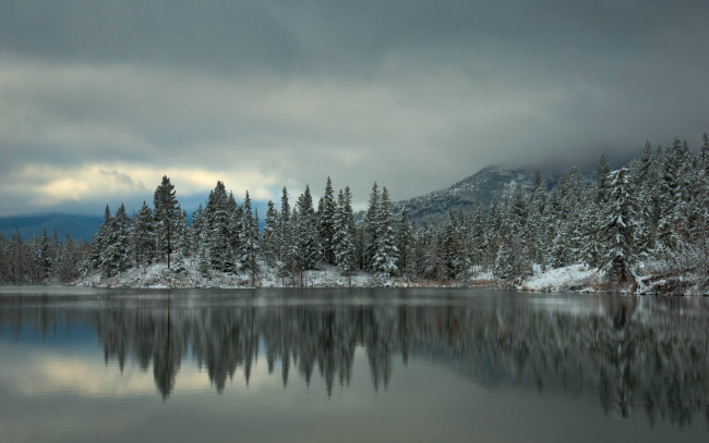 Обои картинки фото природа, реки, озера, отражение, горы, ёлки, деревья, зима, снег, озеро, лес