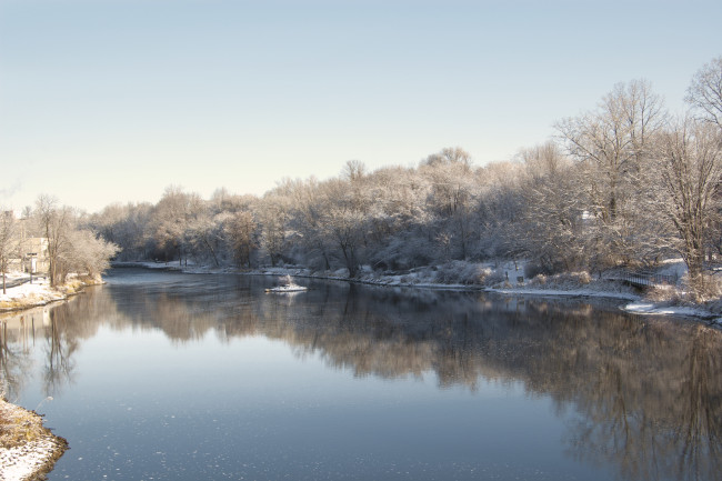Обои картинки фото природа, реки, озера, деревья, зима, снег, река, небо