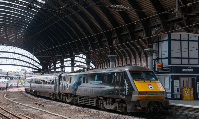 Обои картинки фото техника, поезда, поезд, пассажирский, рельсы, железная, дорога, вокзал