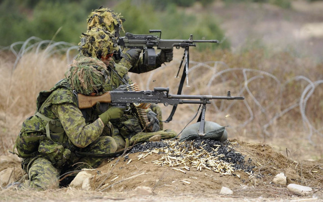Обои картинки фото оружие, армия, спецназ, canadian, army, soldiers, c6, and, c9, machine, guns