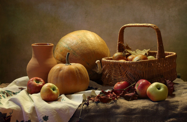 Обои картинки фото еда, натюрморт, лук, корзина, тыква, яблоки