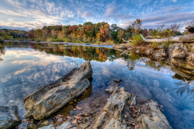 Обои картинки фото природа, реки, озера, деревья, озеро, облака, небо, осень, камни