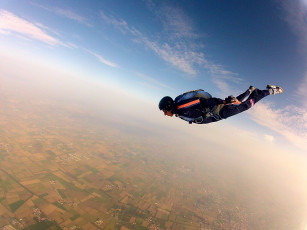 Картинка спорт экстрим фрифлай парашютизм парашют парашютист контейнер небо шлем экстремальный