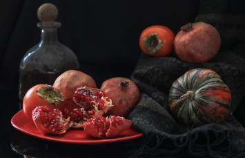 Картинка еда фрукты +ягоды натюрморт графин гранат тыква шарф