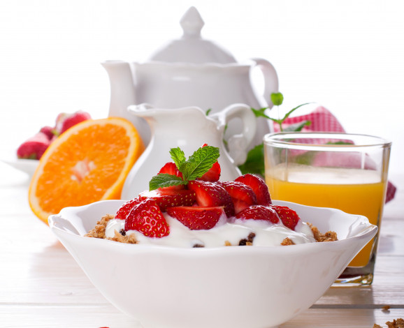 Обои картинки фото еда, мюсли,  хлопья, orange, strawberry, yogurt, juice, апельсин, клубника, йогурт