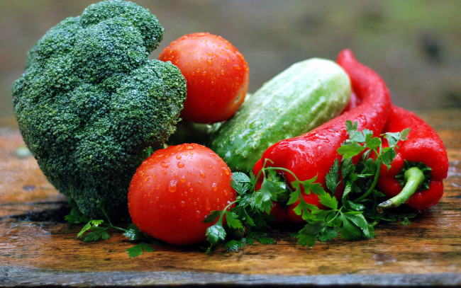 Обои картинки фото еда, овощи, брокколи, петрушка, огурец, помидоры, перец