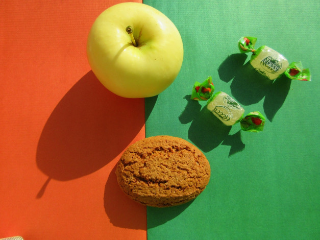 Обои картинки фото еда, разное, печенье, конфеты, яблоко