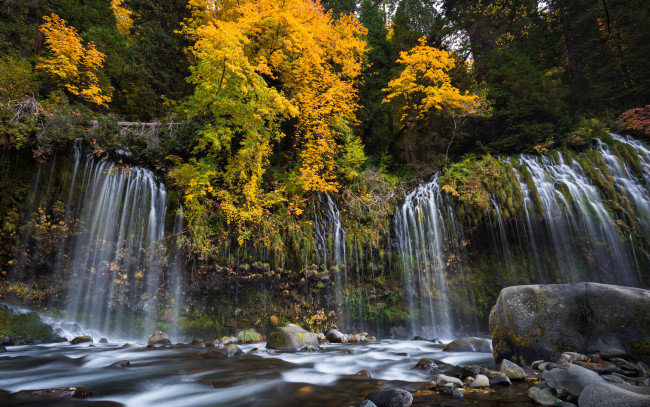 Обои картинки фото природа, водопады, лес, осень, река, каскад