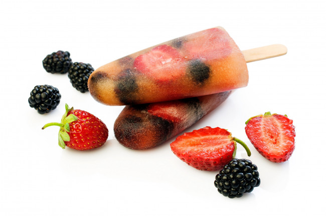 Обои картинки фото еда, мороженое,  десерты, ежевика, ягодное, клубника