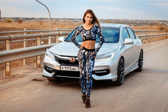 Картинка автомобили -авто+с+девушками брюнетка женщины на открытом воздухе кроссовки живот с автомобилями спортивная одежда nike honda