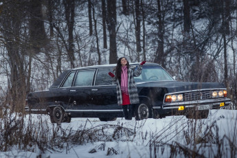 Картинка газ-+14+чайка автомобили -авто+с+девушками газ- 14 чайка автомобиль чёрный зима ретро девушка