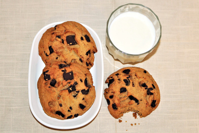 Обои картинки фото еда, пирожные,  кексы,  печенье, молоко, печенье