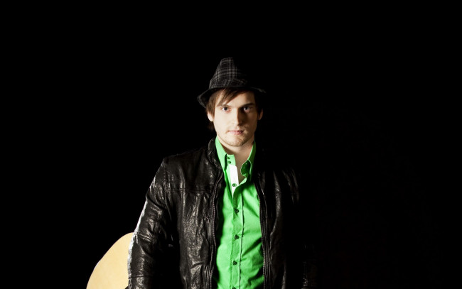 Обои картинки фото музыка, -евровидение, tom, dice, бельгия, шляпа, куртка