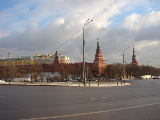 Обои картинки фото кремль, вид, от, станции, метро, боровицкая, города