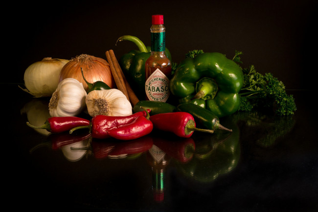 Обои картинки фото еда, овощи, перец, лук, чеснок, соус