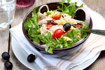 Картинка еда салаты +закуски помидоры оливки руккола мясо