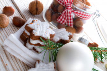 Картинка праздничные угощения печенье орехи шарик банка ветка