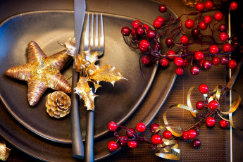 обоя праздничные, украшения, сервировка, тарелки, вилка, нож, ягоды, шишка, звезда