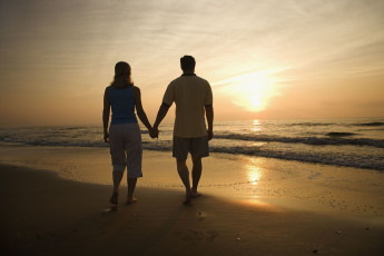 Картинка разное мужчина+женщина пара чувства love любовь песок руки море пляж волна вода фон силуэты закат солнце