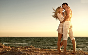 Картинка разное мужчина+женщина море берег влюбленные