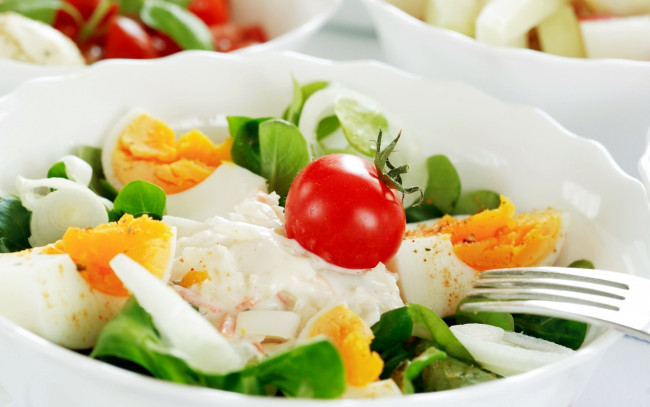 Обои картинки фото еда, салаты,  закуски, помидор, зелень, яйца